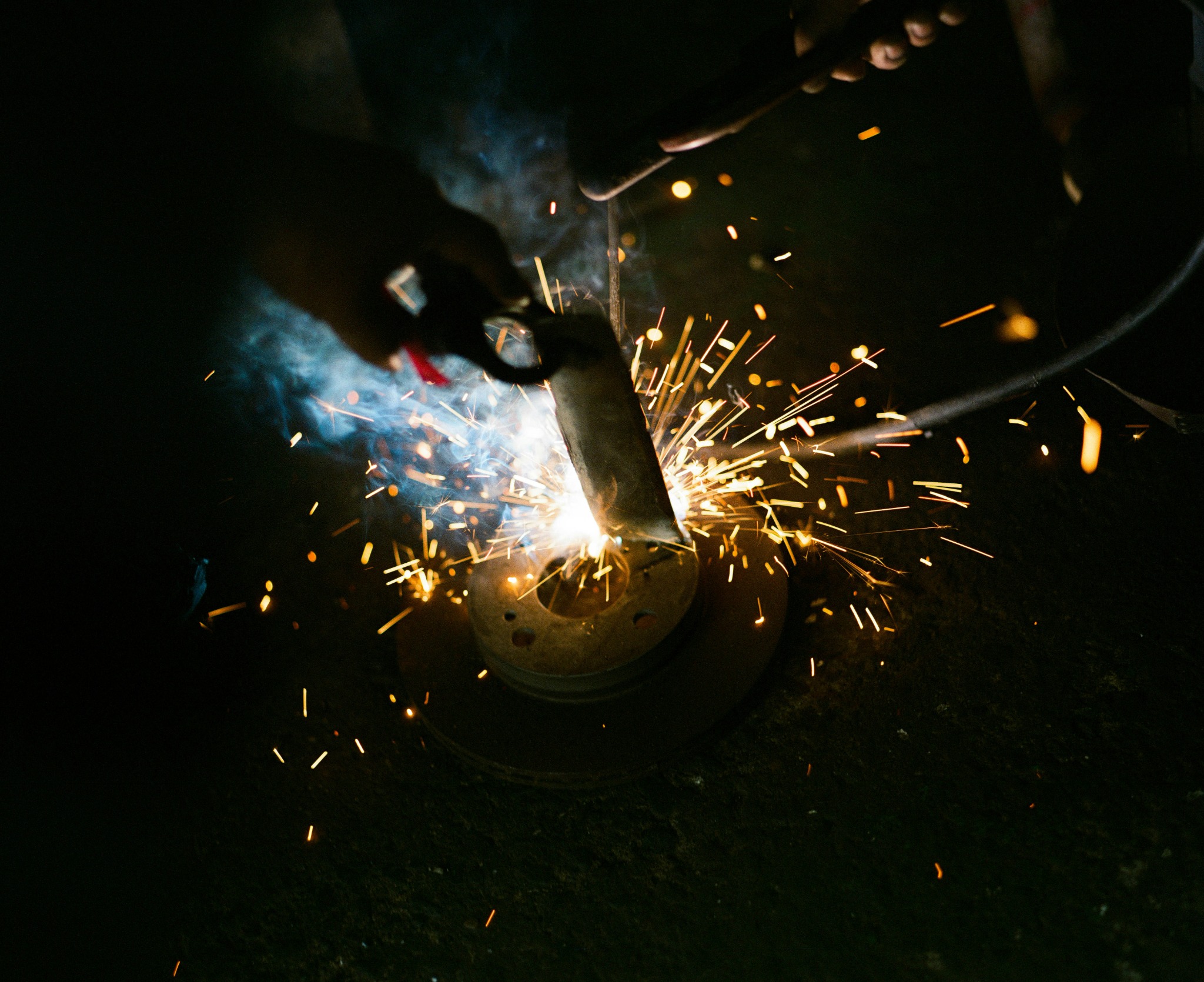 Trabajo de precisión con chispas en un taller